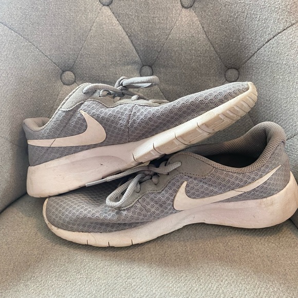 nike running shoes - Picture 2 of 4